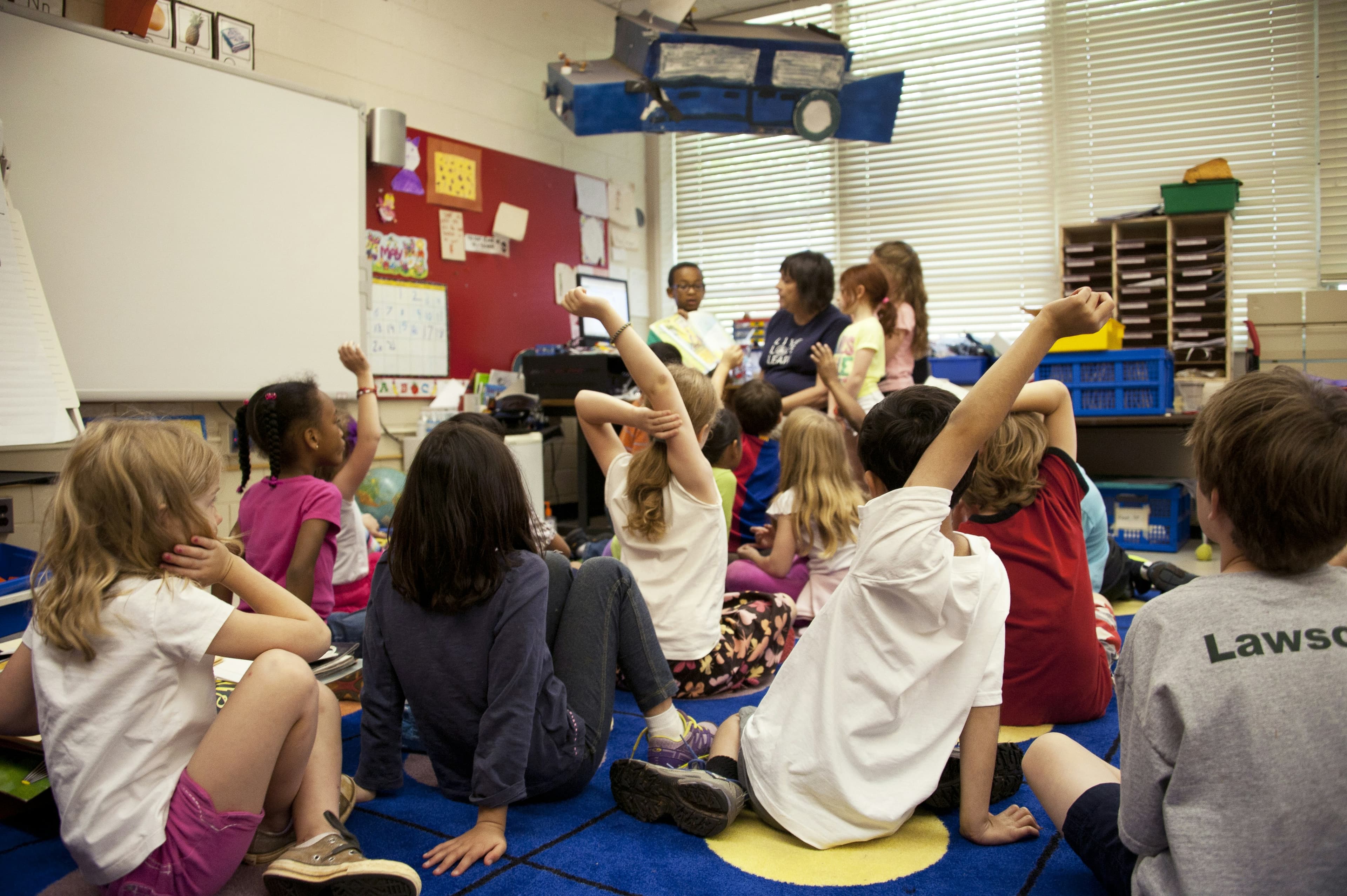Enfants participant à une activité de groupe en classe